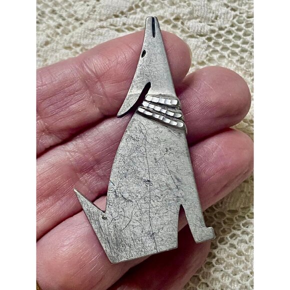 ECO Pewter Howling Coyote Brooch Pin - Retro Howling Hound Pin 2 Inches - Picture 4 of 4